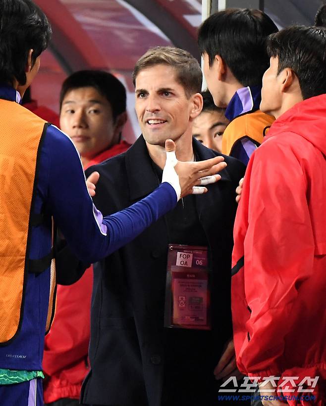 6일 오후 용인미르스타디움에서 열린 대한민국 축구대표팀과 우즈베키스탄의 친선경기. 한국이 2대0으로 승리했다. 모레노 감독이 선수들과 악수하고 있다. 용인=정재근 기자 cjg@sportschosun.com/2026.10.6/