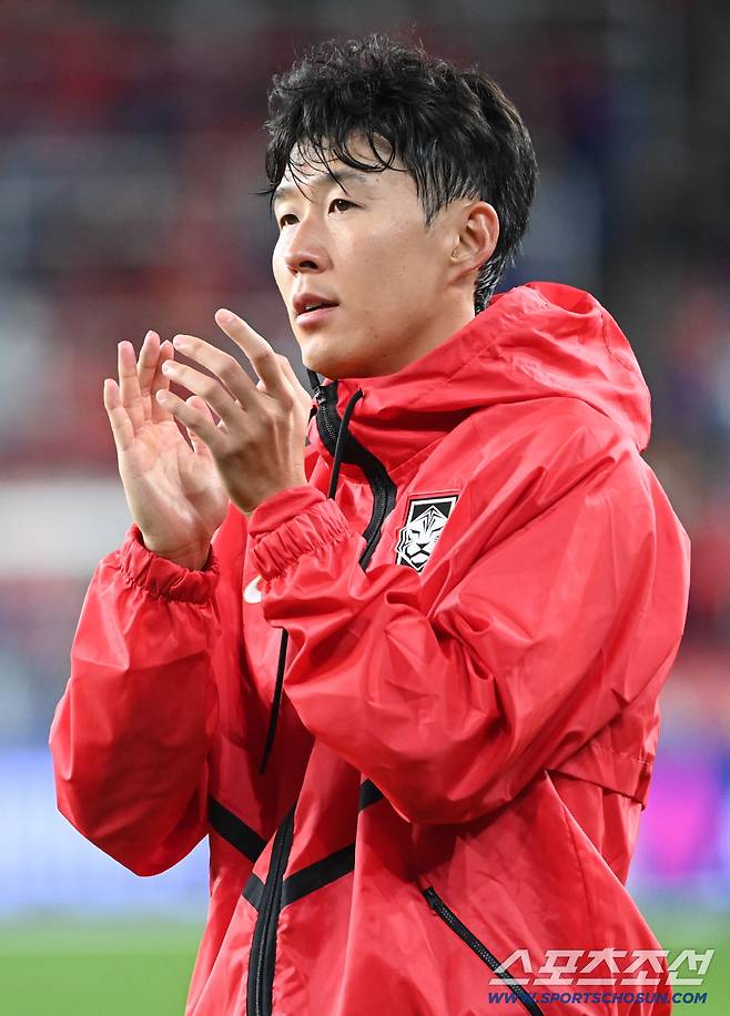 2일 울산 문수월드컵경기장에서 열린 대한민국과 베네수엘라의 평가전. 양팀이 0대0 무승부로 경기를 마쳤다. 손흥민이 팬들에게 인사릃 하고 있다. 울산=허상욱 기자wook@sportschosun.com/2026.10.02/