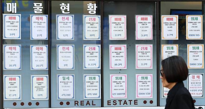 15일 서울 동대문구의 한 부동산중개업소에 아파트 매매와 전세 등 매물 안내문이 붙여있다. 숨을 고르던 강북 주요지역이 상승폭을 키우며 서울 아파트값이 88주 연속 올랐다. 한국부동산원이 이날 발표한 10월 둘째 주(12일 기준) 주간 아파트 가격 동향에 따르면 서울 아파트 매매가격은 전주보다 0.16% 올랐다. 전주(0.12%)보다 상승폭이 0.04%포인트(p) 커졌다. 서울 아파트값 상승률은 9월 넷째 주 0.09%까지 낮아진 뒤 2주 연속 확대됐다. /뉴스1