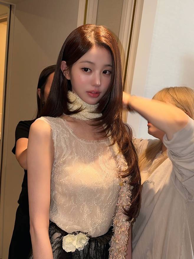 얼굴선을 따라 촘촘하게 레이어드를 한 장원영ㅣ인스타그램 @for_everyoung10