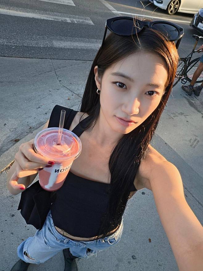 잔잔한 결을 살린 스트레이트 헤어의 카즈하 | 인스타그램 @zuhazana