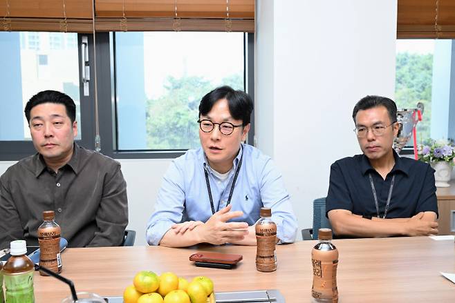 왼쪽부터 최재우 KIST 기후·환경연구소 물자원순환연구단 책임연구원, 이승학 물자원순환연구단장, 김병찬 기후탄소순환연구단장. KIST 제공
