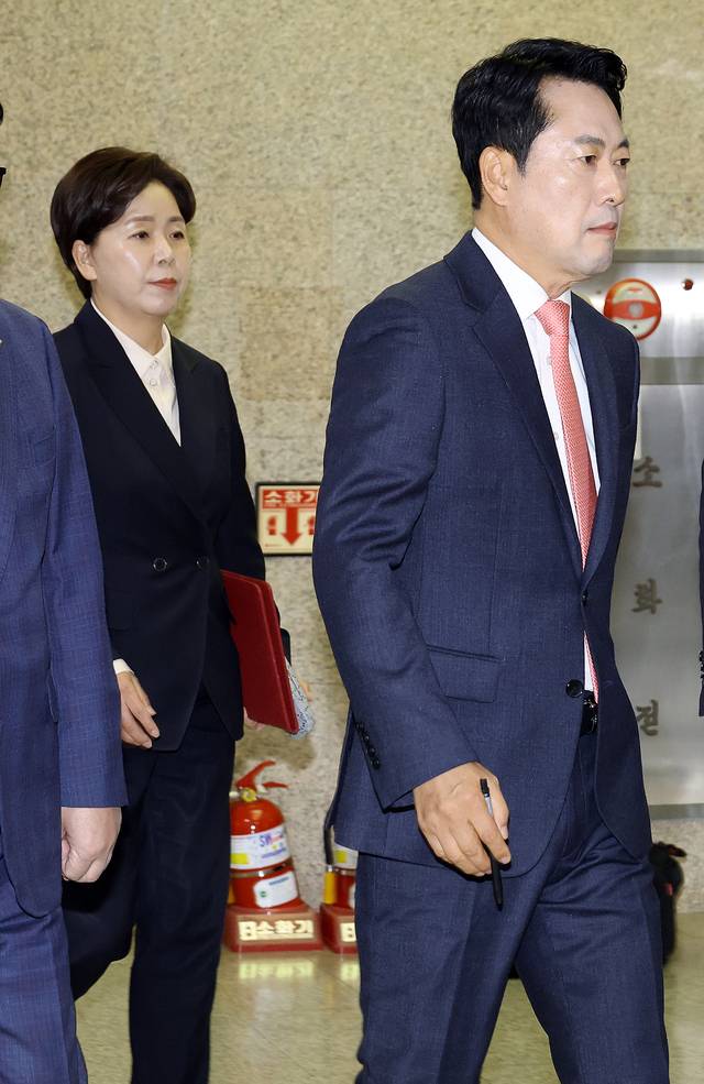 장동혁 국민의힘 대표와 양향자 최고위원이 15일 국회에서 열린 최고위원회의에 입장하고 있다. [연합뉴스]