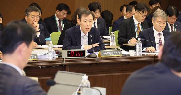 15일 부산 남구 부산국제금융센터에서 열린 국회 정무위의 한국자산관리공사, 한국주택금융공사, 신용보증기금에 대한 국정감사에서 한국자산관리공사 정정훈 사장이 의원질의에 답변하고 있다. [사진=연합뉴스]