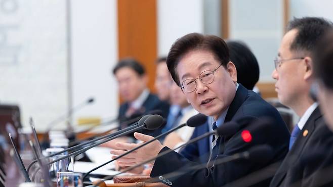 이재명 대통령이 지난 13일 열린 제44회 국무회의에서 국무위원들을 향해 발언하고 있다. (청와대)