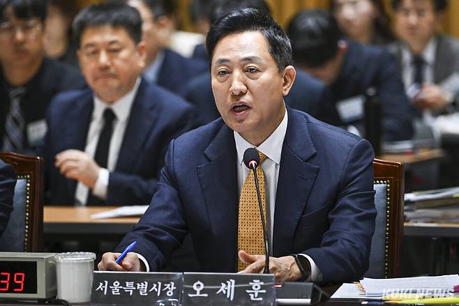 오세훈 서울시장이 15일 서울 중구 서울시청에서 열린 국회 행정안전위원회 국정감사에서 질의에 답하고 있다. 남동균 기자