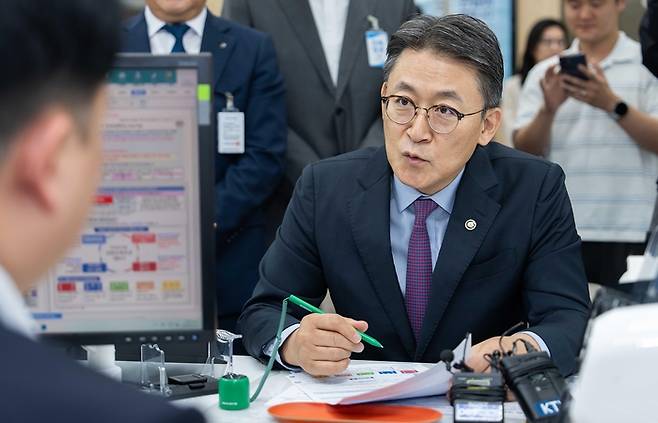 권대영 금융위원회 부위원장이 지난달 30일 서울 종로구 NH농협은행 정부서울청사지점에서 제2차 국민참여성장펀드에 가입하고 있다. [금융위원회]