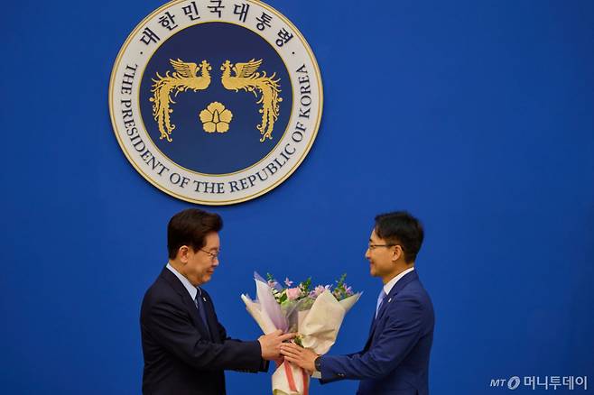 (서울=뉴스1) 이재명 기자 = 이재명 대통령이 15일 청와대에서 임광현 비서실장에게 임명장을 수여하고 있다. (청와대 제공. 재판매 및 DB 금지) 2026.10.15/뉴스1  Copyright (C) 뉴스1. All rights reserved. 무단 전재 및 재배포,  AI학습 이용 금지. /사진=(서울=뉴스1) 이재명 기자