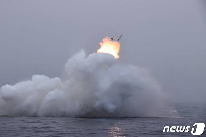 (평양 노동신문=뉴스1) = 북한의 잠수함발사 전략순항미사일 발사 장면. [국내에서만 사용가능. 재배포 금지. DB 금지. For Use Only in the Republic of Korea. Redistribution Prohibited] rodongphoto@news1.kr