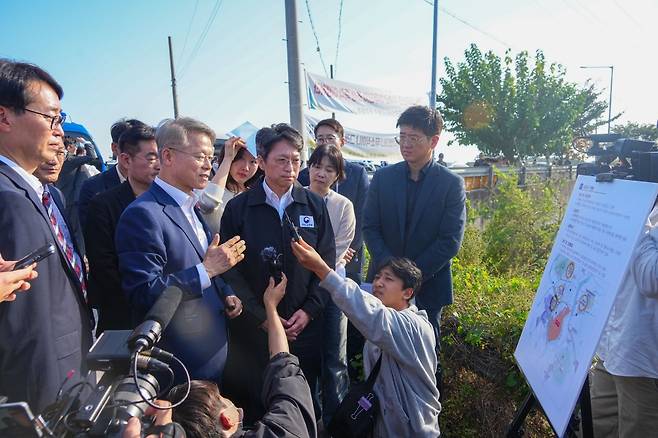 홍지선 국토부장관(오른쪽 앞 줄 두번째) 광주 군공항 반도체 부지 점검에 나서/사진제공=전남광주시