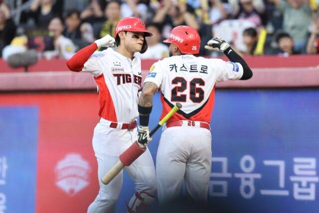 KIA 타이거즈 김도영과 헤럴드 카스트로가 10일 광주 KIA챔피언스필드에서 열린 SSG 랜더스와의 홈 경기서 화려한 세리머니를 하고 있다./KIA 타이거즈 제공