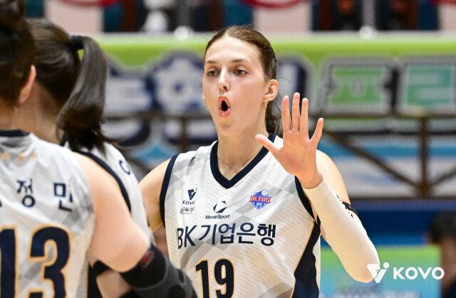 IBK기업은행 빅토리아가 지난 13일 흥국생명과 2026 프로배구 컵대회 A조 조별리그 경기 도중 공격 성공 후 환호하고 있다./한국배구연맹(KOVO) 제공