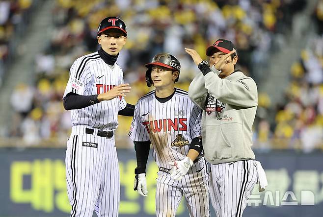 [서울=뉴시스] 김금보 기자 = 14일 서울 송파구 잠실야구장에서 열린 프로야구 2026 KBO 포스트시즌 와일드카드 결정 1차전 두산 베어스와 LG 트윈스의 경기, 8회말 1사 1,3루 LG 4번타자 신민재가 번트 1타점 안타 성공 후 다리 통증에 교체되고 있다. 2026.10.14. kgb@newsis.com