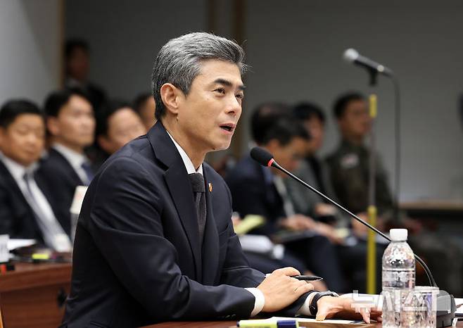 [서울=뉴시스] 이영환 기자 = 강신철 국방부 장관이 15일 오후 서울 용산구 국방부에서 열린 국회 법제사법위원회 군사법원 국정감사에 참석해 국민의힘 김민전 의원의 질의에 답하고 있다. 2026.10.15. 20hwan@newsis.com