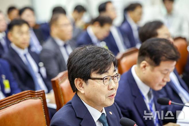 [서울=뉴시스] 정병혁 기자 = 인태연 소상공인시장진흥공단 이사장이 15일 서울 여의도 국회에서 열린 산업통상자원중소벤처기업위원회의 중소벤처기업진흥공단 등에 대한 국정감사에서 질문에 답하고 있다. 2026.10.15. jhope@newsis.com