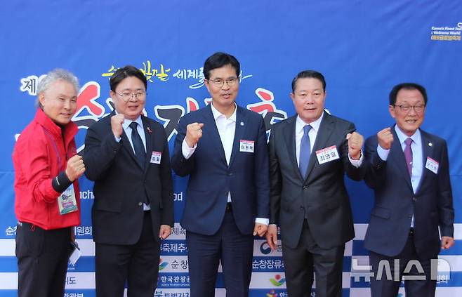 [순창=뉴시스] 김종효 기자 = 15일 대한민국 예비 글로벌축제인 전북 순창의 '제21회 장류축제'가 개막했다. 왼쪽부터 순창장류축제제전위원회 윤영식 위원장, 장승필 도의원, 이원택 도지사, 최영일 군수, 오수환 군의장이 포토존에서 함께 사진을 찍고 있다. 2026.10.15. kjh6685@newsis.com