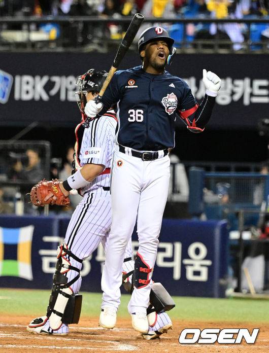 [OSEN=잠실, 지형준 기자] 14일 오후 서울 잠실야구장에서 2026 신한 SOL KBO 와일드카드 결정 1차전 LG 트윈스와 두산 베어스의 경기가 열렸다.LG는 카를로스 카라스코, 두산은 곽빈이 선발로 나섰다.8회초 1사 1,2루에서 두산 세베리노가 삼진을 당하며 아쉬워하고 있다. 2026.10.14 / jpnews@osen.co.kr