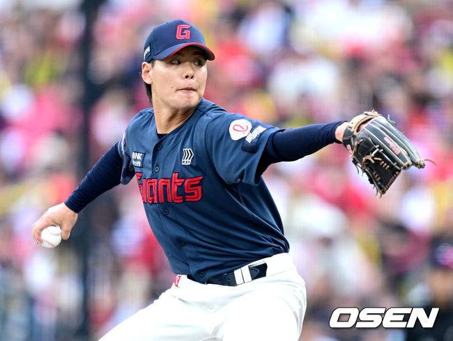 [OSEN=광주, 최규한 기자] 11일 광주-기아 챔피언스필드에서 ‘2026 신한 SOL Bank KBO리그’ KIA 타이거즈와 롯데 자이언츠의 경기가 열렸다.홈팀 KIA는 아담 올러, 방문팀 롯데는 김진욱을 선발로 내세웠다.9회말 마운드에 오른 롯데 이이무라가 힘차게 공을 뿌리고 있다. 2026.10.11 / dreamer@osen.co.kr