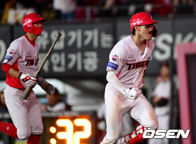 [OSEN=광주, 최규한 기자] KIA 타이거즈가 준플레이오프에 직행했다. KIA는 12일 광주-기아 챔피언스필드에서 열린 2026 신한 SOL KBO리그 LG 트윈스와의 최종전에서 4-2로 승리했다. 선발 양현종이 5이닝 1실점으로 호투했다. 전상현이 2이닝 무실점으로 막았다. 8회말 김도영의 시즌 45호 결정적인 중월투런홈런이 터졌다. 이로써 KIA는 정규시즌 3위를 확정짓고 준플레이오프에 직행했다. LG는 4위가 되면서 두산과 와일드카드 결정전에 나선다. 8회말 무사 1루 상황 KIA 김도영이 다시 앞서가는 중월 투런포를 날리고 홈을 밟은 뒤 기뻐하고 있다. 2026.10.12 / dreamer@osen.co.kr