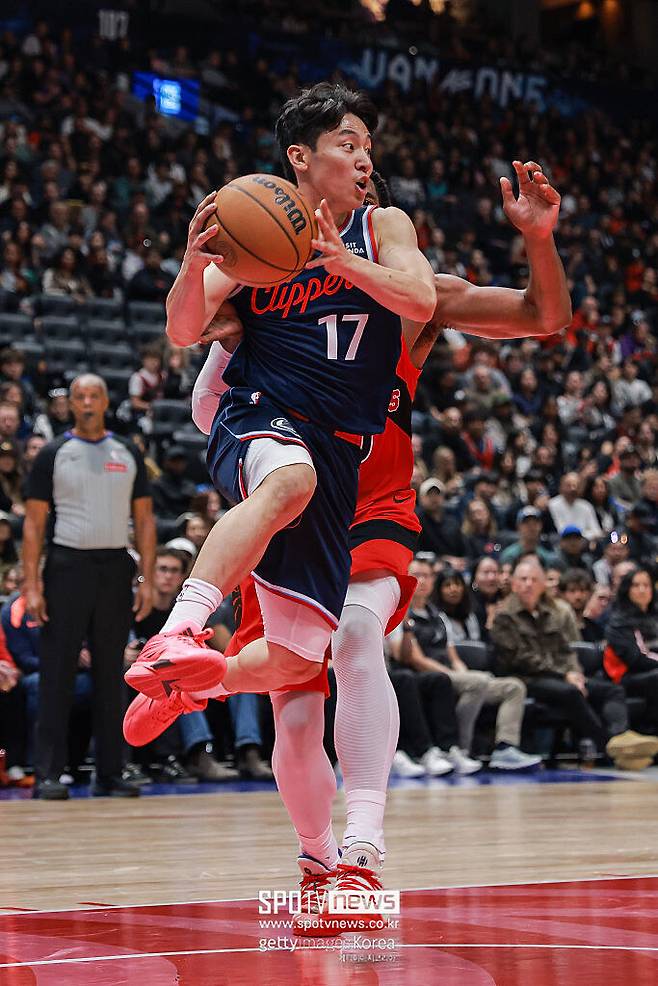 ▲ NBA 무대에 도전장을 내민 '170㎝ 일본 천재 가드' 가와무라 유키(위 사진)가 또다시 방출의 쓴잔을 마셨다. 타이론 루 LA 클리퍼스 감독은 "키와 체격 때문에 공정한 기회를 얻지 못하고 있다"며 가와무라를 공개적으로 감쌌다.