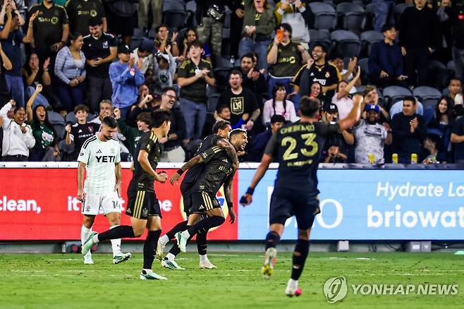 부앙가의 골에 기뻐하는 LAFC 선수들 [William Navarro-Imagn Images/로이터=연합뉴스]