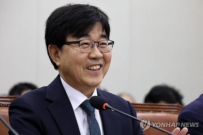 질의 답하는 인태연 이사장 (서울=연합뉴스) 이동해 기자 = 인태연 소상공인시장진흥공단 이사장이 15일 국회 산업통상자원중소벤처기업위원회에서 열린 중소벤처기업진흥공단 등에 대한 국정감사에서 의원 질의에 답하고 있다. 2026.10.15 eastsea@yna.co.kr