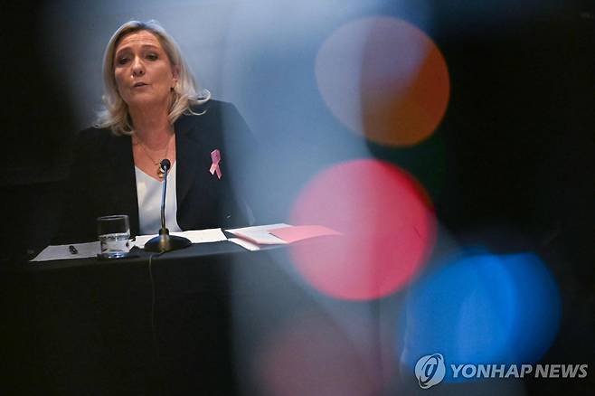 14일 브뤼셀에서 기자회견 하는 르펜 [AFP=연합뉴스. 재판매 및 DB 금지]