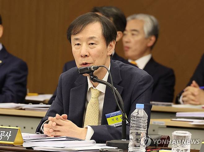 의원질의에 답하는 정정훈 사장 [연합뉴스 자료사진]