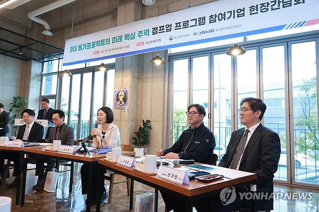 인사말 하는 이소영 장관 (서울=연합뉴스) 이소영 중소벤처기업부 장관이 15일 충남 천안시 엘케이캠에서 열린 '3대 메가프로젝트의 미래 핵심 주역 점프업 프로그램 참여기업 간담회'에서 인사말을 하고 있다. 2026.10.15 [중소벤처기업부 제공. 재판매 및 DB 금지] photo@yna.co.kr