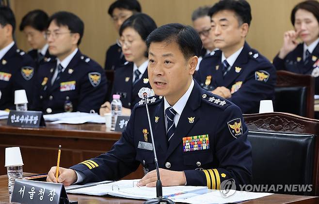 질의에 답하는 고범석 서울시경찰청장 (서울=연합뉴스) 최재구 기자 = 고범석 서울시경찰청장이 15일 서울시경찰청에서 열린 국회 행정안전위원회의 서울시경찰청에 대한 국정감사에서 더불어민주당 이해식 의원의 질의에 답하고 있다. 2026.10.15 jjaeck9@yna.co.kr