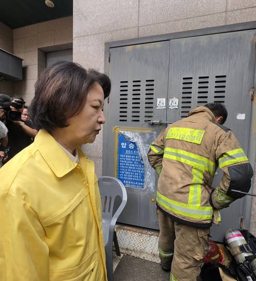 추미애 경기도지사가 16일 경기 부천시 한 금속 도장공장 화재 현장을 찾아 동료 부상으로 슬퍼하는 소방대원의 뒷모습을 바라보고 있다. 2026.10.16 /연합뉴스