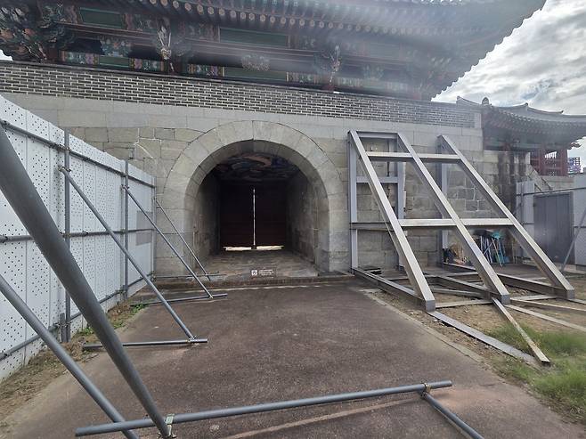 지난 12일 전주시 전동 풍남문 일부를 두르고 있는 안전 펜스 뒤로 성곽 일부가 돌출되는 배부름 현상을 막기 위해 지탱 중인 임시보강 구조물. / 문준혁 인턴기자