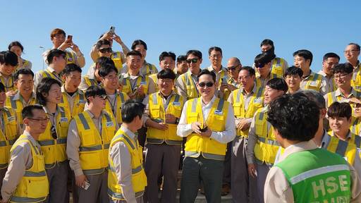 지난 2022년 12월 6일(현지 시각) 아랍에미리트(UAE)에 위치한 바라카 원자력 발전소 건설 현장에 방문한 이재용 삼성전자 회장이 건설 현장을 둘러보고 임직원들을 격려하고 있다/삼성
