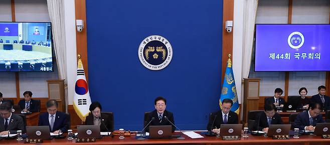 ▲이재명 대통령이 13일 청와대에서 열린 국무회의에서 발언하고 있다.