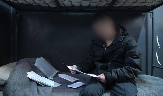 우크라이나군에 생포된 북한군 포로 백모씨와 리모씨가 28일(현지시간) 우크라이나 내 포로수용소에서 김영미PD와 접견하고 있다. 〈사진=겨레얼통일연대 제공/연합뉴스〉