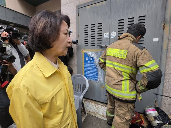 〈YONHAP PHOTO-4862〉 위로 건네는 추미애 지사   (부천=연합뉴스) 천정인 기자 = 추미애 경기도지사가 16일 경기 부천시 한 금속 도장공장 화재 현장에서 동료 부상으로 슬퍼하는 소방대원을 위로하고 있다. 2026.10.16   iny@yna.co.kr/2026-10-16 14:38:28/ 〈저작권자 ⓒ 1980-2026 ㈜연합뉴스. 무단 전재 재배포 금지, AI 학습 및 활용 금지〉