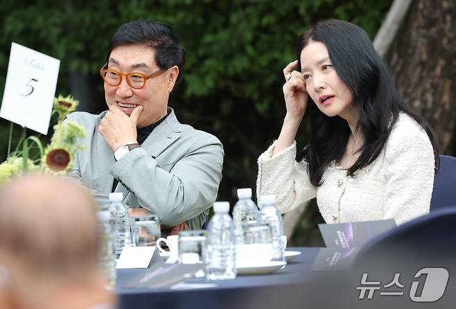 배우 이영애 정호영 부부가 15일 서울 강동구 스테이지28에서 열린 제16회 아름다운예술인상 시상식에 참석해 대화를 나누고 있다. ⓒ 뉴스1 권현진 기자