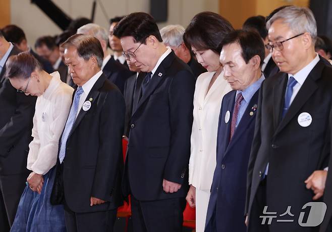 이재명 대통령과 김혜경 여사가 16일 부산에서 열린 제47주년 부마민주항쟁 기념식에서 순국선열·호국영령에 묵념하고 있다. (청와대통신사진기자단) 2026.10.16 ⓒ 뉴스1