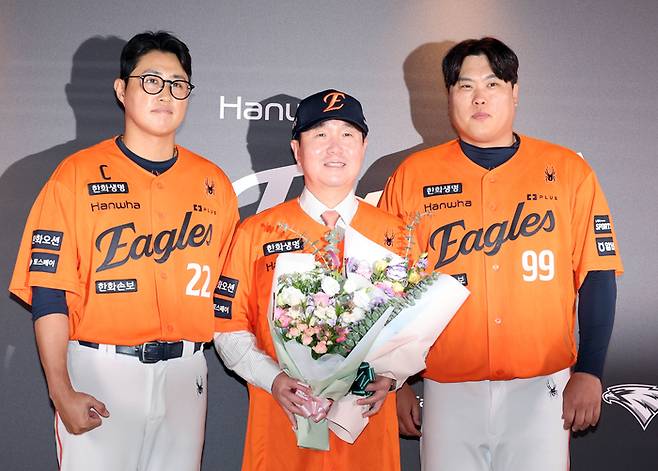 한화 류지현 신임 감독(가운데)이 16일 대전 한화생명 볼파크에서 열린 취임식에서 채은성(왼쪽)과 류현진의 꽃다발을 받은 후 포즈를 취했다. 사진 | 대전=연합뉴스