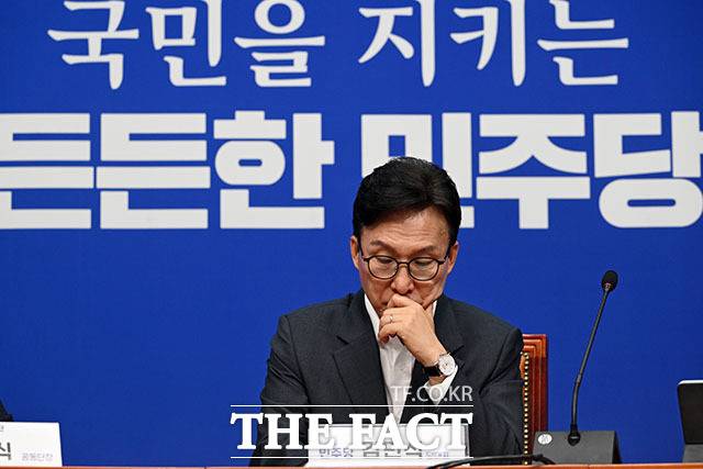 더불어민주당이 신천지 교인 집단 가입 의혹에 대한 조사 결과 처리 방안을 논의했지만 결론을 내리지 못하면서 김민석 대표의 당내 갈등 수습 능력이 시험대에 올랐다는 평가가 나온다. 사진은 김 대표가 지난달 1일 국회에서 열린 경찰개혁추진단 1차 회의에서 생각에 잠겨 있는 모습. /서예원 기자