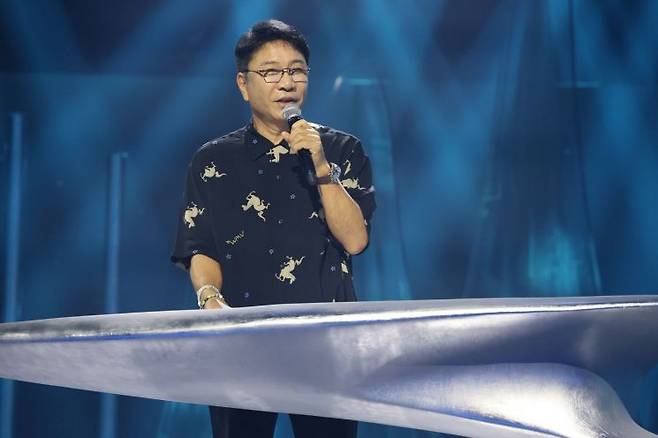 이수만 A2O엔터테인먼트 키 프로듀서가 지난 12일 경기도 고양시 킨텍스에서 열린 A2O엔터테인먼트 아이돌 그룹 글로벌 데뷔쇼 '웰컴 투 소울라이트 프롬 A2O 소울 A2O 라이트'에서 인사하고 있다. 연합뉴스