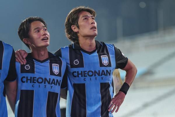 박창우와 최규백(왼쪽부터, 천안시티FC). 천안시티FC 제공&nbsp;