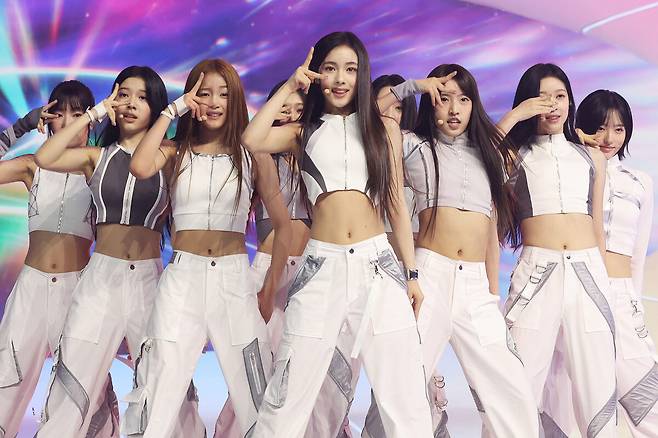 걸그룹 A2O 라이트가 지난 12일 경기도 고양시 킨텍스에서 A2O엔터테인먼트 아이돌 그룹 글로벌 데뷔쇼 \'\'웰컴 투 소울라이트 프롬 A2O 소울 A2O 라이트\'\'(WELCOME TO SOULITE From A2O SOUL A2O LITE) 무대를 선보이고 있다. 연합뉴스