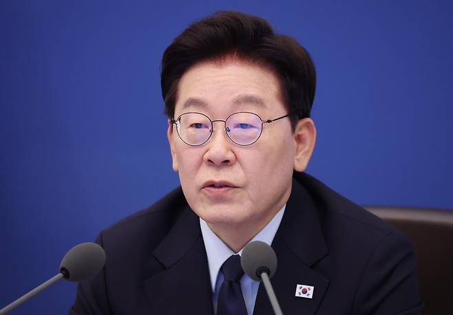 이재명 대통령이 15일 청와대에서 열린 수석보좌관회의에서 발언을 하고 있다. 이 자리에서 이 대통령은 장모 살인사건 등 관계성 범죄와 무차별 흉기난동 사건이 잇따르는 것과 관련, "전쟁을 선포한다는 각오로 특단의 대책을 조속하게 수립해야 되겠다"고 지시했다. 뉴스1