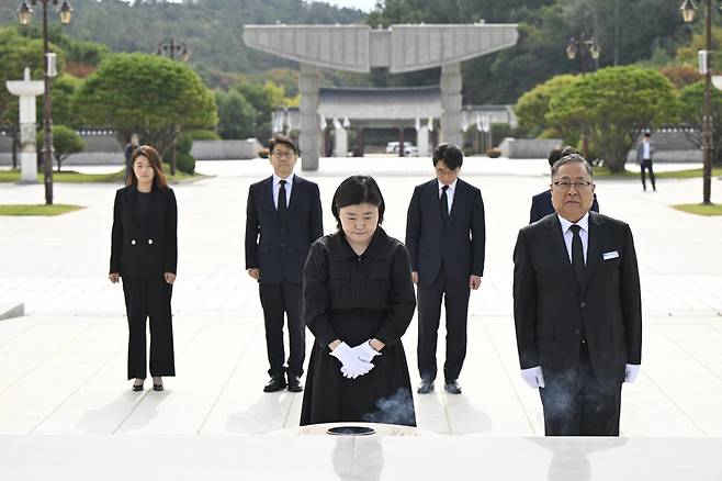 임은정 광주지방중대범죄수사청장이 16일 오전 전남광주 북구 운정동 국립5·18민주묘지를 찾아 오월 영령을 향해 참배하고 있다. 뉴시스