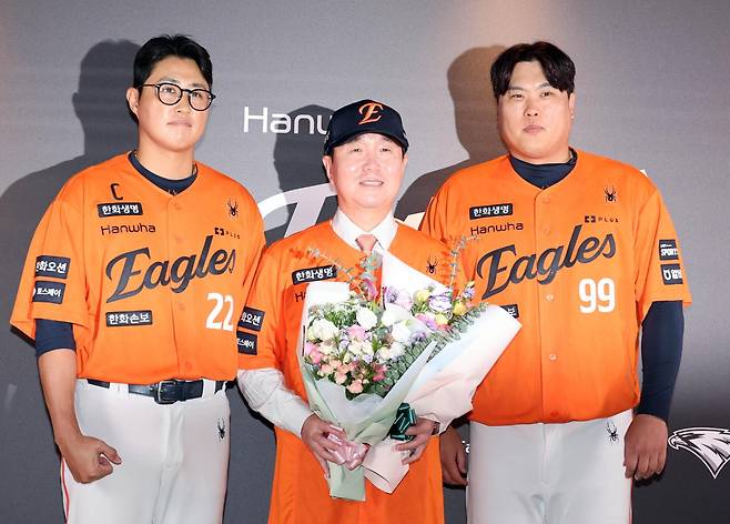 류지현(가운데) 한화 신임 감독이 16일 대전한화생명볼파크에서 열린 취임식에서 류현진(오른쪽)과 채은성에게 꽃다발을 받고 기념 촬영을 하고 있다. 대전=연합뉴스