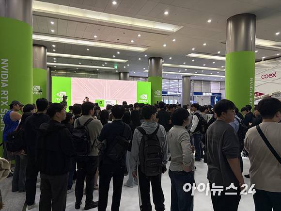 16일 서울 강남구 코엑스에서 열린 엔비디아 'RTX 스파크' 출시 행사에 관람객들이 몰려 있다. [사진=권서아 기자]