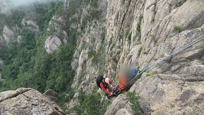 지난 6월 설악산 노적봉 일대에서 사고를 당한 50대 남성을 구조대원이 구조 작업을 하고 있다. (사진제공 : 설악산국립공원사무소)