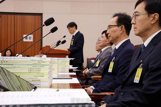 김대웅 서울고등법원장(오른쪽에서 두번째)과 법원장들이 16일 국회 법제사법위원회에서 열린 서울고등법원, 서울중앙지방법원 등에 대한 국정감사에서 자료를 앞에 쌓아놓고 자리에 앉아 있다. 박민규 선임기자