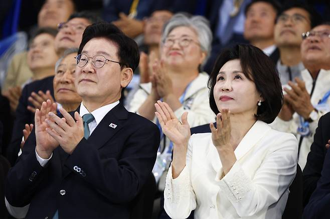 이재명 대통령과 김혜경 여사가 16일 제주 서귀포시 제주월드컵경기장에서 열린 제107회 전국체육대회 개회식에서 참석자들과 박수를 치고있다. [김호영 기자]